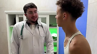 M&eacute;dico novinho e passivo ajudou o paciente que estava com medo de sentir um dedo no cu &vert; COMPLETO NO RED